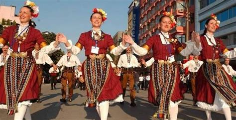 Ayıların Dansı: Bir Balkan Rüzgarı Eşliğinde Geleneksel Bulgar Müzik Yolculuğu